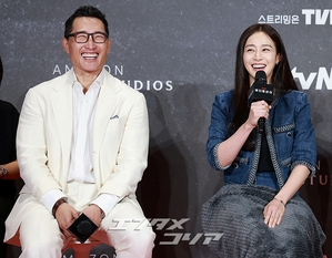 【フォト】ダニエル・デイ・キム＆キム・テヒ「息ピッタリの夫婦役　お楽しみに」