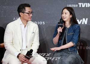 【フォト】ダニエル・デイ・キム＆キム・テヒ「息ピッタリの夫婦役　お楽しみに」