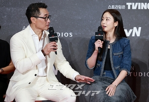 【フォト】ダニエル・デイ・キム＆キム・テヒ「息ピッタリの夫婦役　お楽しみに」