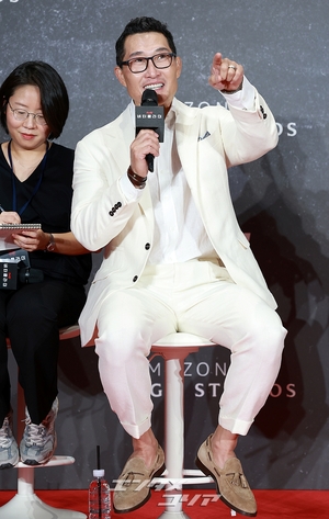 【フォト】ダニエル・デイ・キム＆キム・テヒ「息ピッタリの夫婦役　お楽しみに」