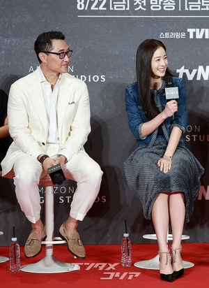 【フォト】ダニエル・デイ・キム＆キム・テヒ「息ピッタリの夫婦役　お楽しみに」