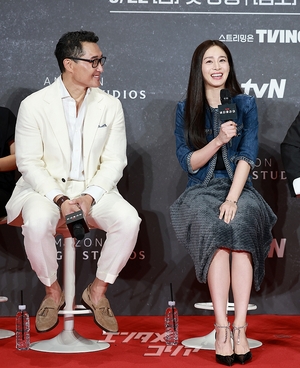 【フォト】ダニエル・デイ・キム＆キム・テヒ「息ピッタリの夫婦役　お楽しみに」