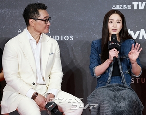 【フォト】ダニエル・デイ・キム＆キム・テヒ「息ピッタリの夫婦役　お楽しみに」