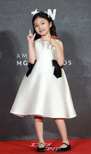 【フォト】子役キム・ナユン　まるで花を持った妖精…「『バタフライ』で会いましょう」