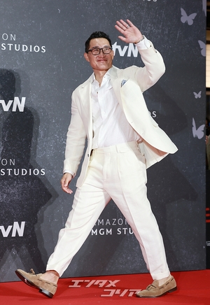 【フォト】ダニエル・デイ・キム　おしゃれな白スーツの着こなし