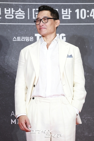 【フォト】ダニエル・デイ・キム　おしゃれな白スーツの着こなし