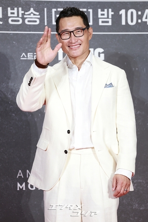 【フォト】ダニエル・デイ・キム　おしゃれな白スーツの着こなし