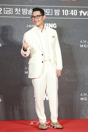 【フォト】ダニエル・デイ・キム　おしゃれな白スーツの着こなし