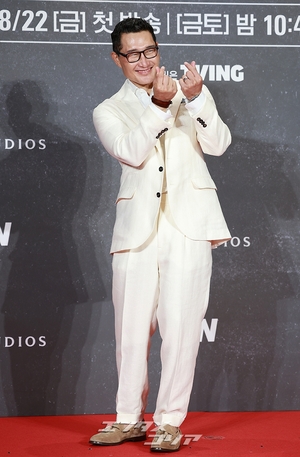 【フォト】ダニエル・デイ・キム　おしゃれな白スーツの着こなし