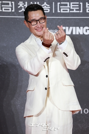 【フォト】ダニエル・デイ・キム　おしゃれな白スーツの着こなし