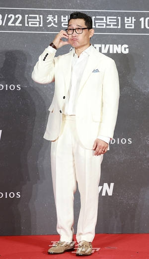 【フォト】ダニエル・デイ・キム　おしゃれな白スーツの着こなし