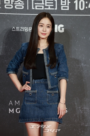 【フォト】キム・テヒ「45歳で二児のママ」に見えない…超ミニのデニムonデニム・コーデ