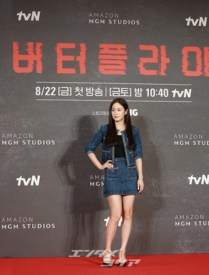 【フォト】キム・テヒ「45歳で二児のママ」に見えない…超ミニのデニムonデニム・コーデ