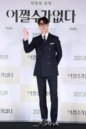 【フォト】チャ・スンウォン＆パク・ヒスン、おしゃれなスーツ姿でハートのポーズ