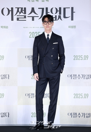 【フォト】チャ・スンウォン＆パク・ヒスン、おしゃれなスーツ姿でハートのポーズ