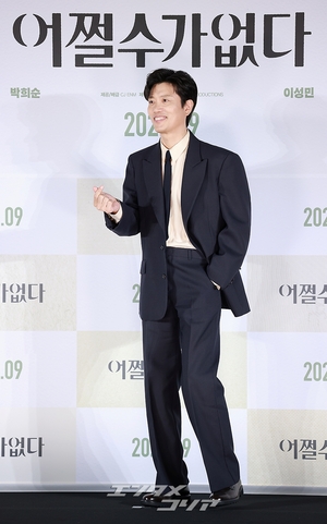 【フォト】チャ・スンウォン＆パク・ヒスン、おしゃれなスーツ姿でハートのポーズ