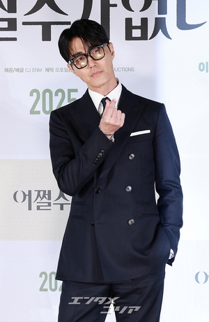 【フォト】チャ・スンウォン＆パク・ヒスン、おしゃれなスーツ姿でハートのポーズ