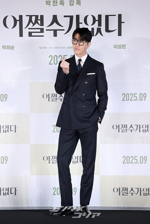 【フォト】チャ・スンウォン＆パク・ヒスン、おしゃれなスーツ姿でハートのポーズ