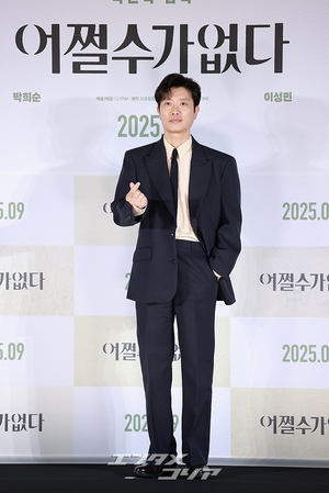 【フォト】チャ・スンウォン＆パク・ヒスン、おしゃれなスーツ姿でハートのポーズ