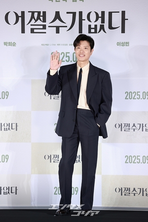 【フォト】チャ・スンウォン＆パク・ヒスン、おしゃれなスーツ姿でハートのポーズ