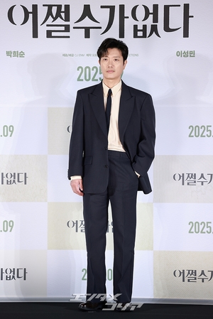 【フォト】チャ・スンウォン＆パク・ヒスン、おしゃれなスーツ姿でハートのポーズ