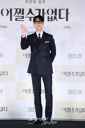 【フォト】チャ・スンウォン＆パク・ヒスン、おしゃれなスーツ姿でハートのポーズ