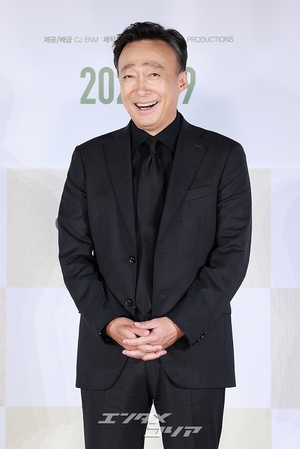 【フォト】『仕方ない』で夫婦役のイ・ソンミン＆ヨム・へラン、すっきり黒コーデ