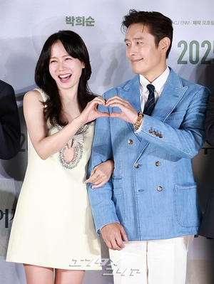 【フォト】『仕方ない』で夫婦役のソン・イェジン＆イ・ビョンホン、仲良くハートのポーズ