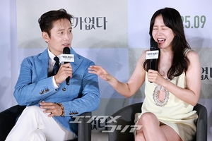 【フォト】『仕方ない』で夫婦役のソン・イェジン＆イ・ビョンホン、仲良くハートのポーズ