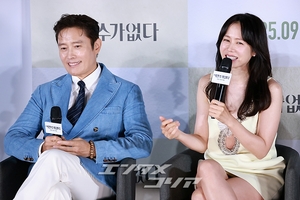 【フォト】『仕方ない』で夫婦役のソン・イェジン＆イ・ビョンホン、仲良くハートのポーズ