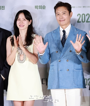 【フォト】『仕方ない』で夫婦役のソン・イェジン＆イ・ビョンホン、仲良くハートのポーズ