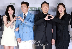 【フォト】『仕方ない』で夫婦役のソン・イェジン＆イ・ビョンホン、仲良くハートのポーズ