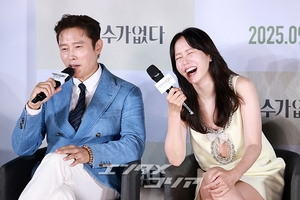 【フォト】『仕方ない』で夫婦役のソン・イェジン＆イ・ビョンホン、仲良くハートのポーズ