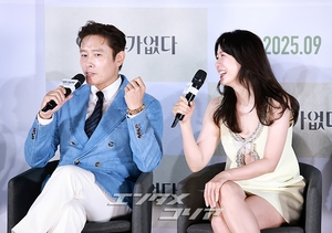 【フォト】『仕方ない』で夫婦役のソン・イェジン＆イ・ビョンホン、仲良くハートのポーズ