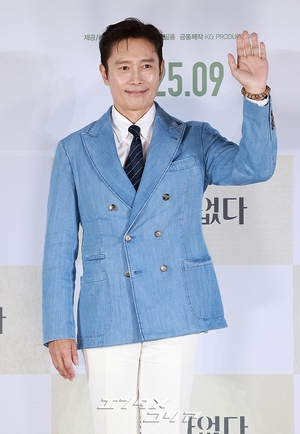 【フォト】イ・ビョンホン、デニム・ジャケット姿がステキ