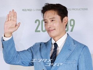 【フォト】イ・ビョンホン、デニム・ジャケット姿がステキ