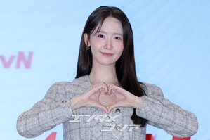 【フォト】少女時代ユナ、超ミニのツーピースでほっそり美脚アピール