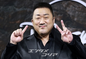 【フォト】トラを象徴する守護神マ・ドンソクVSカラスを象徴するパク・ヒョンシク