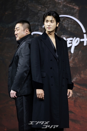 【フォト】トラを象徴する守護神マ・ドンソクVSカラスを象徴するパク・ヒョンシク