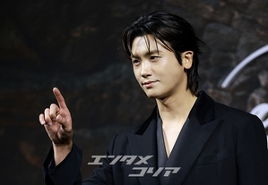 【フォト】トラを象徴する守護神マ・ドンソクVSカラスを象徴するパク・ヒョンシク