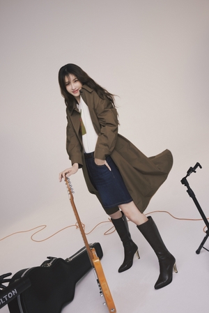 【フォト】イ・ジア　ギターを手に洗練ビジュアル公開