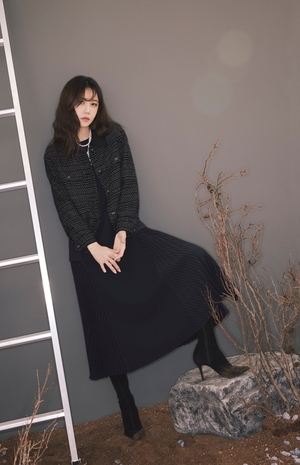 【フォト】イ・ジア　ギターを手に洗練ビジュアル公開