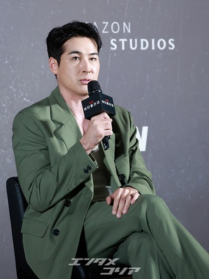 【フォト】ショーン・リチャード、グリーンのスーツ姿で穏やかにポーズ