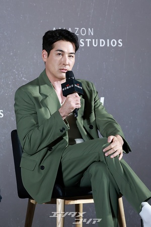 【フォト】ショーン・リチャード、グリーンのスーツ姿で穏やかにポーズ