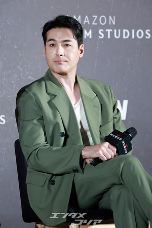 【フォト】ショーン・リチャード、グリーンのスーツ姿で穏やかにポーズ