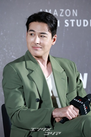 【フォト】ショーン・リチャード、グリーンのスーツ姿で穏やかにポーズ