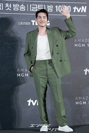 【フォト】ショーン・リチャード、グリーンのスーツ姿で穏やかにポーズ