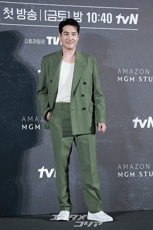 【フォト】ショーン・リチャード、グリーンのスーツ姿で穏やかにポーズ