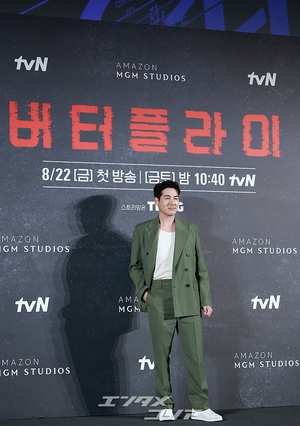 【フォト】ショーン・リチャード、グリーンのスーツ姿で穏やかにポーズ