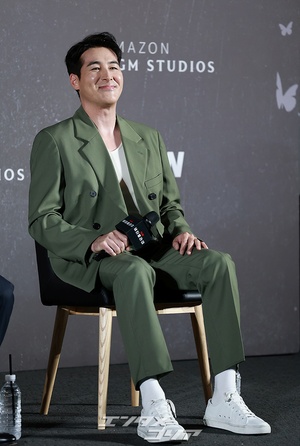 【フォト】ショーン・リチャード、グリーンのスーツ姿で穏やかにポーズ